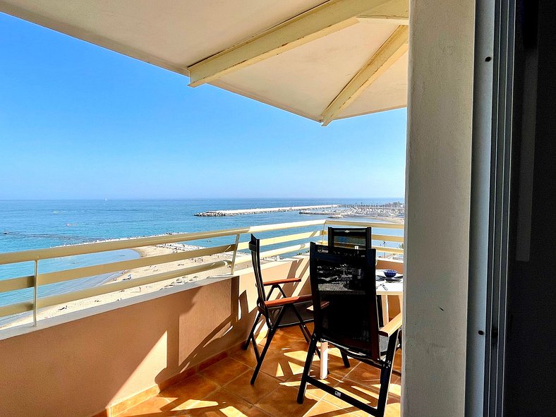 Private BEACHFRONT Apartment with sea view at Stella Maris F